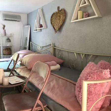 ゲストハウス Indira *